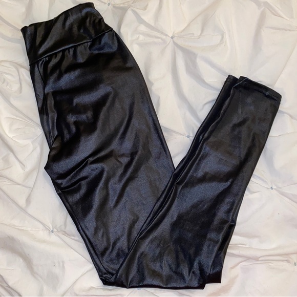 BOOHOO BLACK FAUX LEATHER HIGH-WAISTED SHINY LEGGINGS - Picture 2 of 5